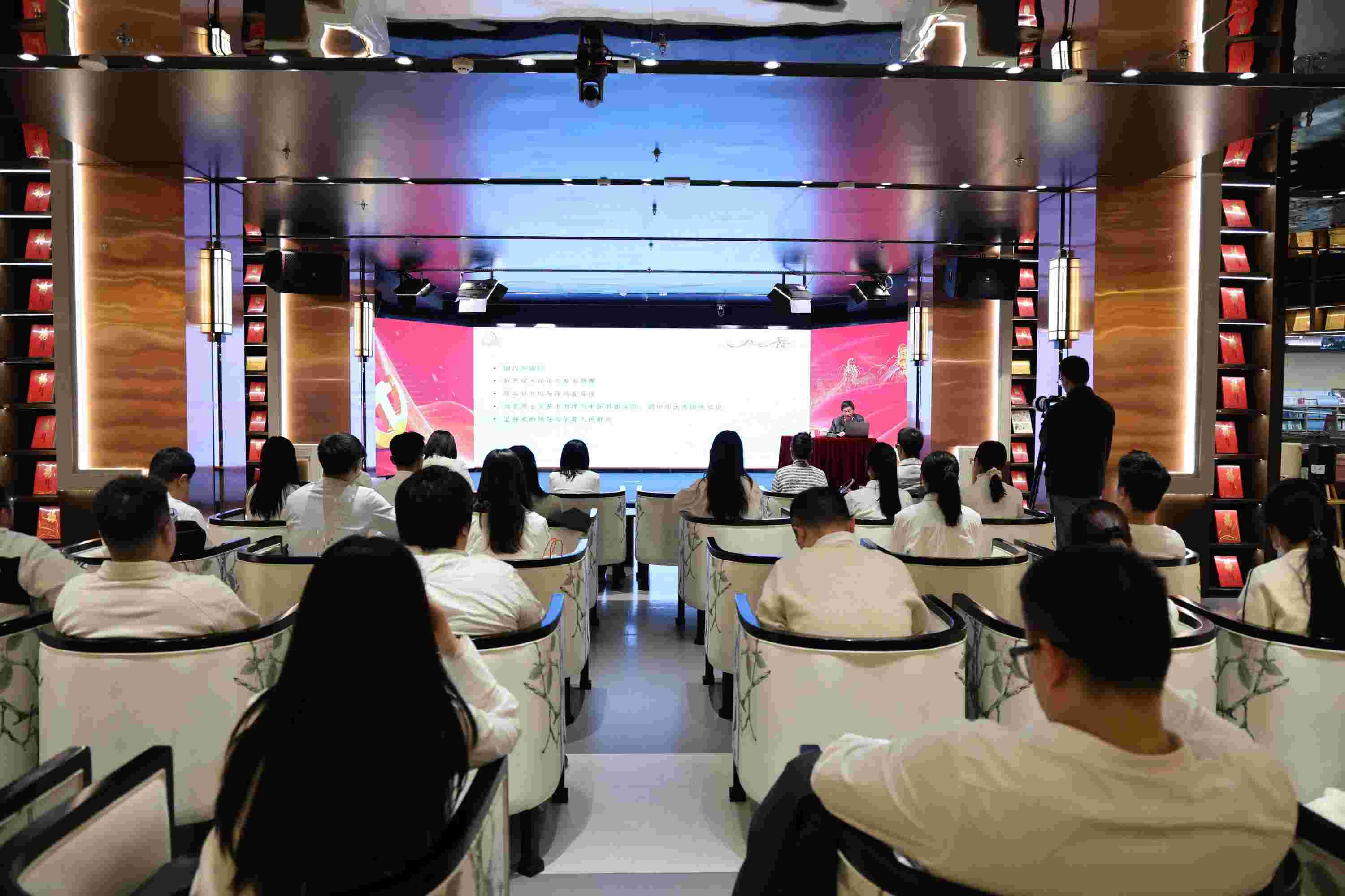 1765242799222060562.jpg 共學《習近平談治國理政》第五卷︱銀企攜手推動青年理論學習“活”起來 (5).jpg